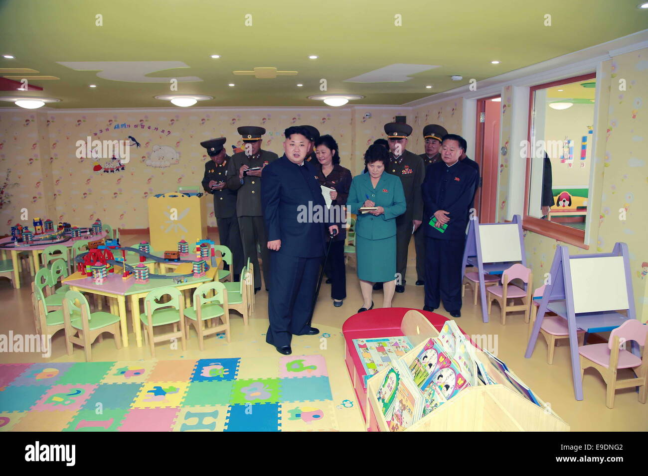 Pyongyang. 26Th Oct, 2014. Photo fournie par Korean Central News Agency (KCNA), le 26 octobre 2014, salons haut dirigeant de la République populaire démocratique de Corée Kim Jong Un champ donne des directives à l'accueil bébé Pyongyang terminé et orphelinat. L'établissement a plus de 250 chambres pour les soins infirmiers, l'éducation, de l'exercice physique, et le traitement, ainsi que les pataugeoires extérieures et intérieures, les parcs et les divers équipements d'amusement pour les enfants. Credit : KCNA/Xinhua/Alamy Live News Banque D'Images