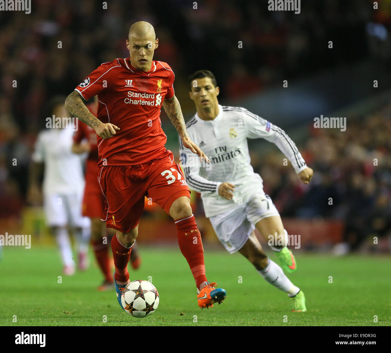 Liverpool, Royaume-Uni. 22 octobre, 2014. Martin Skrtel de Liverpool en chasse par Cristiano Ronaldo du Real Madrid - Ligue des Champions Groupe B - Liverpool vs Real Madrid - le stade d'Anfield Liverpool -- France - 22 octobre 2014 - Photo Simon Bellis/Sportimage. © csm/Alamy Live News Banque D'Images