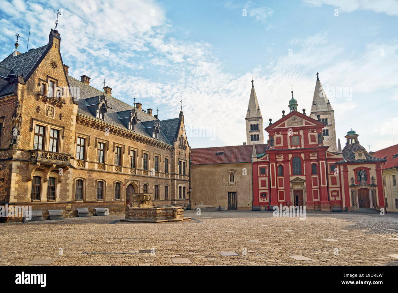 Prague Saint George Square et basilique dans le cadre du Château de Prague, Hradcany. Banque D'Images