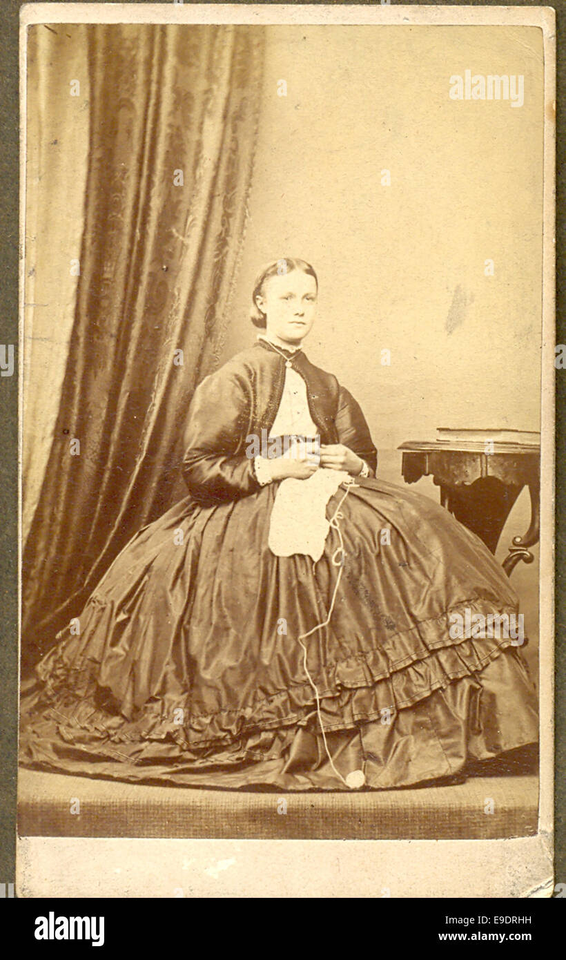 Carte de visite photographie de la femme tricotage vers 1865 Banque D'Images