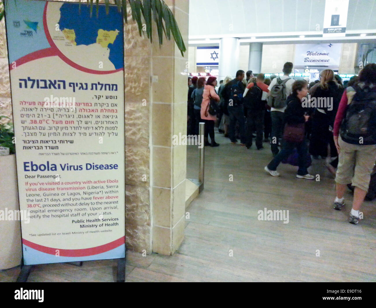 L'aéroport Ben Gourion, Israël. 26Th Oct, 2014. Peur d'Ebola et de sensibilisation à l'affiche d'information d'un hall d'arrivée de l'aéroport photographiés à l'aéroport international Ben Gourion, IsraëlStock-Israel Crédit photo : /Alamy Live News Banque D'Images