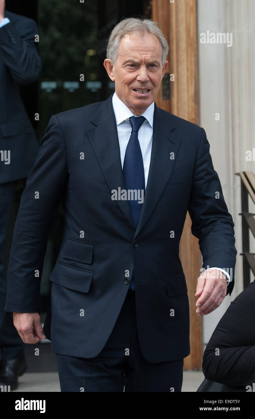 L'ancien Premier ministre britannique Tony Blair quitte le QG Bloomberg dans l'Est de Londres après avoir prononcé une conférence sur l'extrémisme islamique. Avec : Tony Blair Où : London, Royaume-Uni Quand : 23 Avr 2014 Banque D'Images