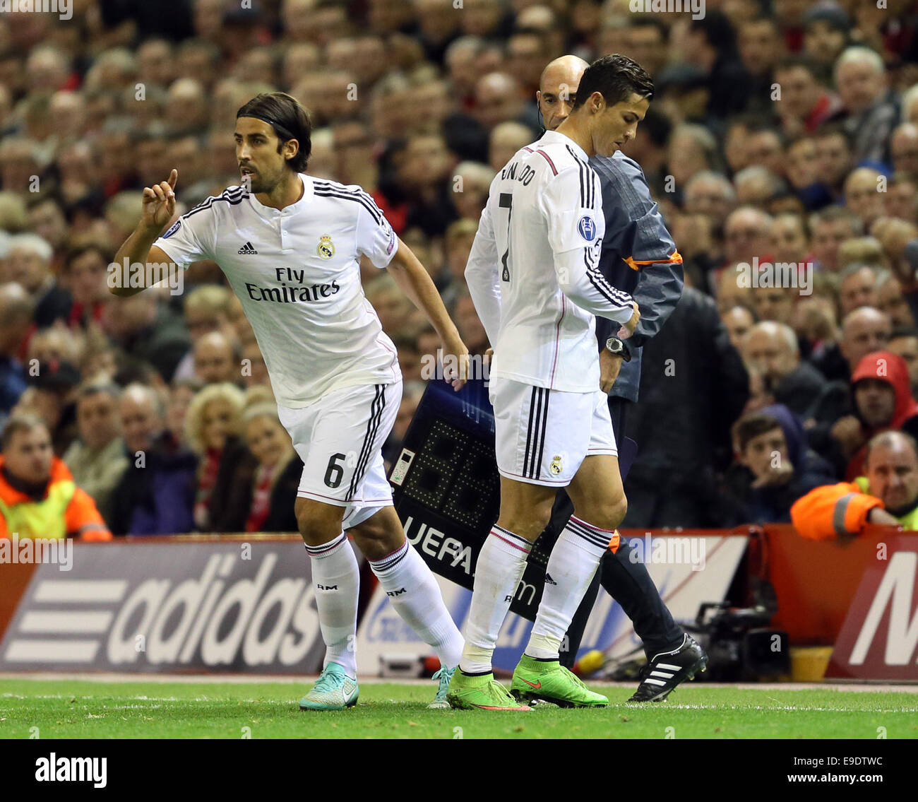 Liverpool, Royaume-Uni. 22 octobre, 2014. Sami Khedira du Real Madrid est allumé pour Cristiano Ronaldo du Real Madrid - Ligue des Champions Groupe B - Liverpool vs Real Madrid - le stade d'Anfield Liverpool -- France - 22 octobre 2014 - Photo Simon Bellis/Sportimage. © csm/Alamy Live News Banque D'Images