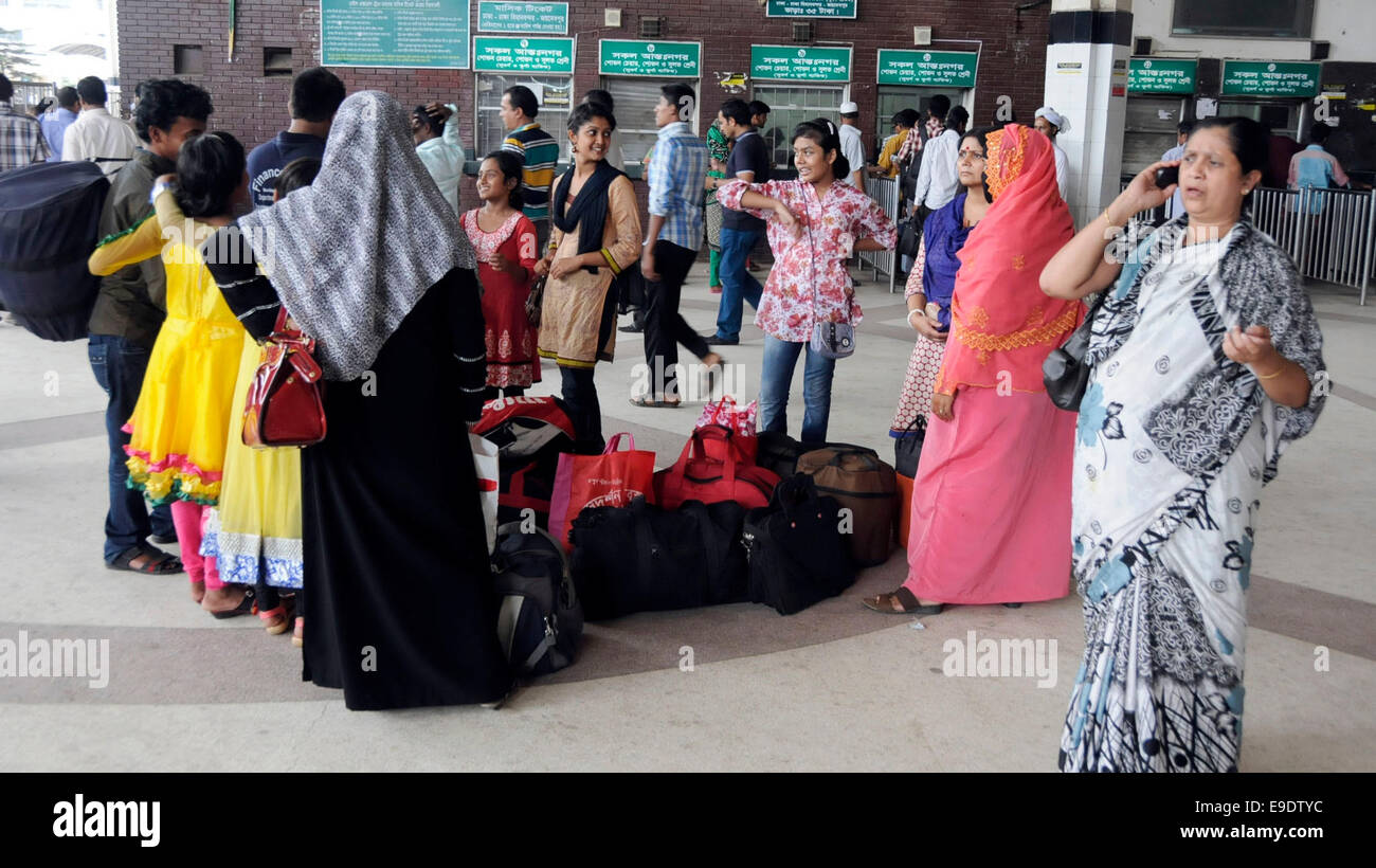 Dhaka, Bangladesh. 26Th Oct, 2014. Passagers attendent pour le train à la gare la plus Kamlapur pendant une grève à Dhaka, Bangladesh, le 26 octobre, 2014. Une coalition de plusieurs partis islamistes au Bangladesh a appelé l'aube à la tombée de la grève pour dimanche car leur demande d'arrêter un ministre limogé restés lettre morte. Shariful Islam Crédit :/Xinhua/Alamy Live News Banque D'Images