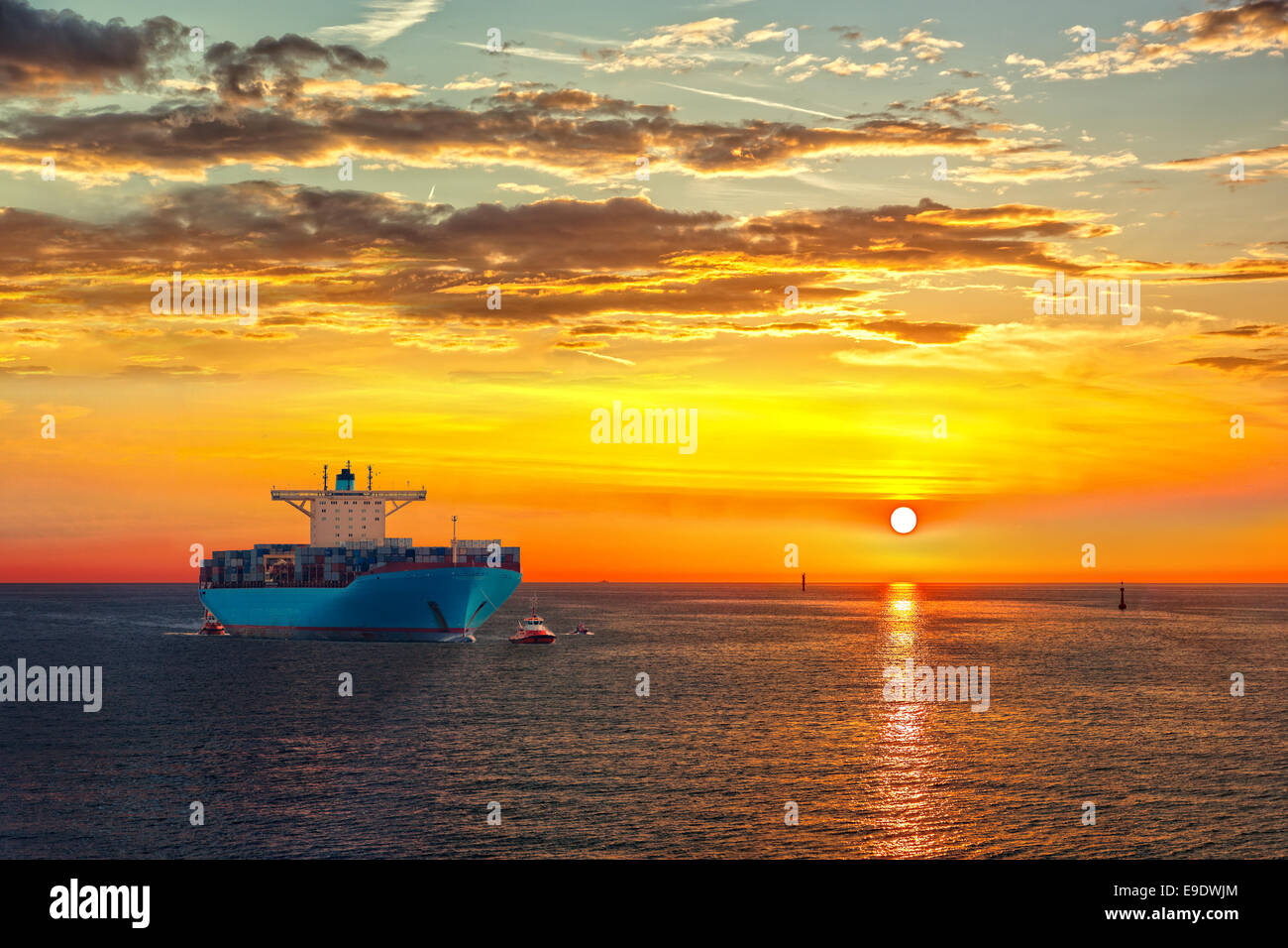 Porte-conteneurs sur mer route pendant le lever du soleil. Banque D'Images