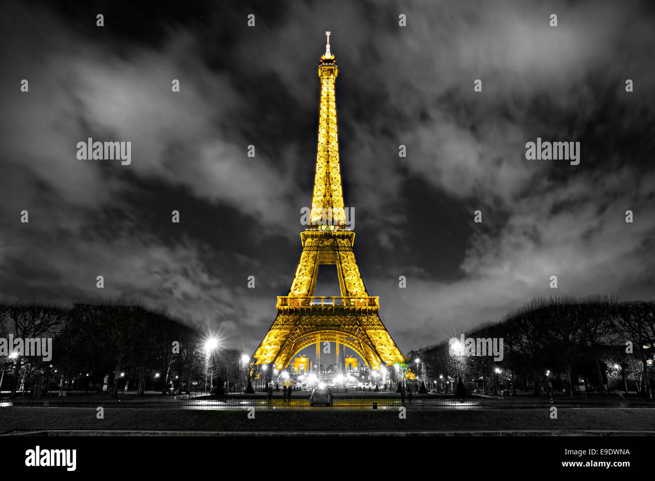 PARIS - 05 DÉCEMBRE : l'éclairage de la Tour Eiffel sur Décembre 05, 2012 à Paris. Créé en 1985, le nouveau système a permis à la Banque D'Images