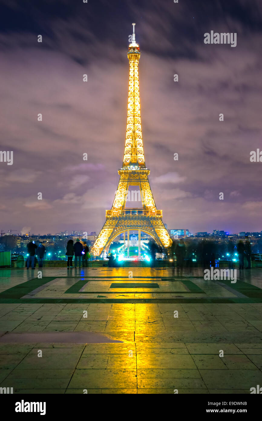 PARIS - 05 DÉCEMBRE : l'éclairage de la Tour Eiffel sur Décembre 05, 2012 à Paris. Créé en 1985, le nouveau système a permis à la Banque D'Images