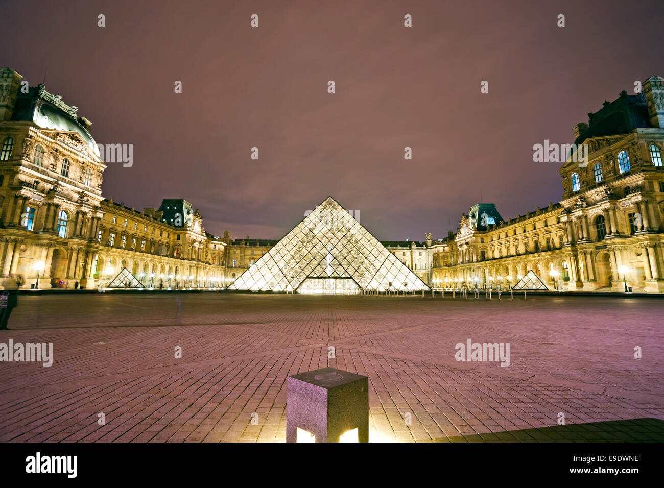 06 DÉCEMBRE À PARIS : Le Louvre Musée d'art sur 06 Décembre 2012 à Paris, France. Un monument central de Paris, plus de 35 000 objets Banque D'Images
