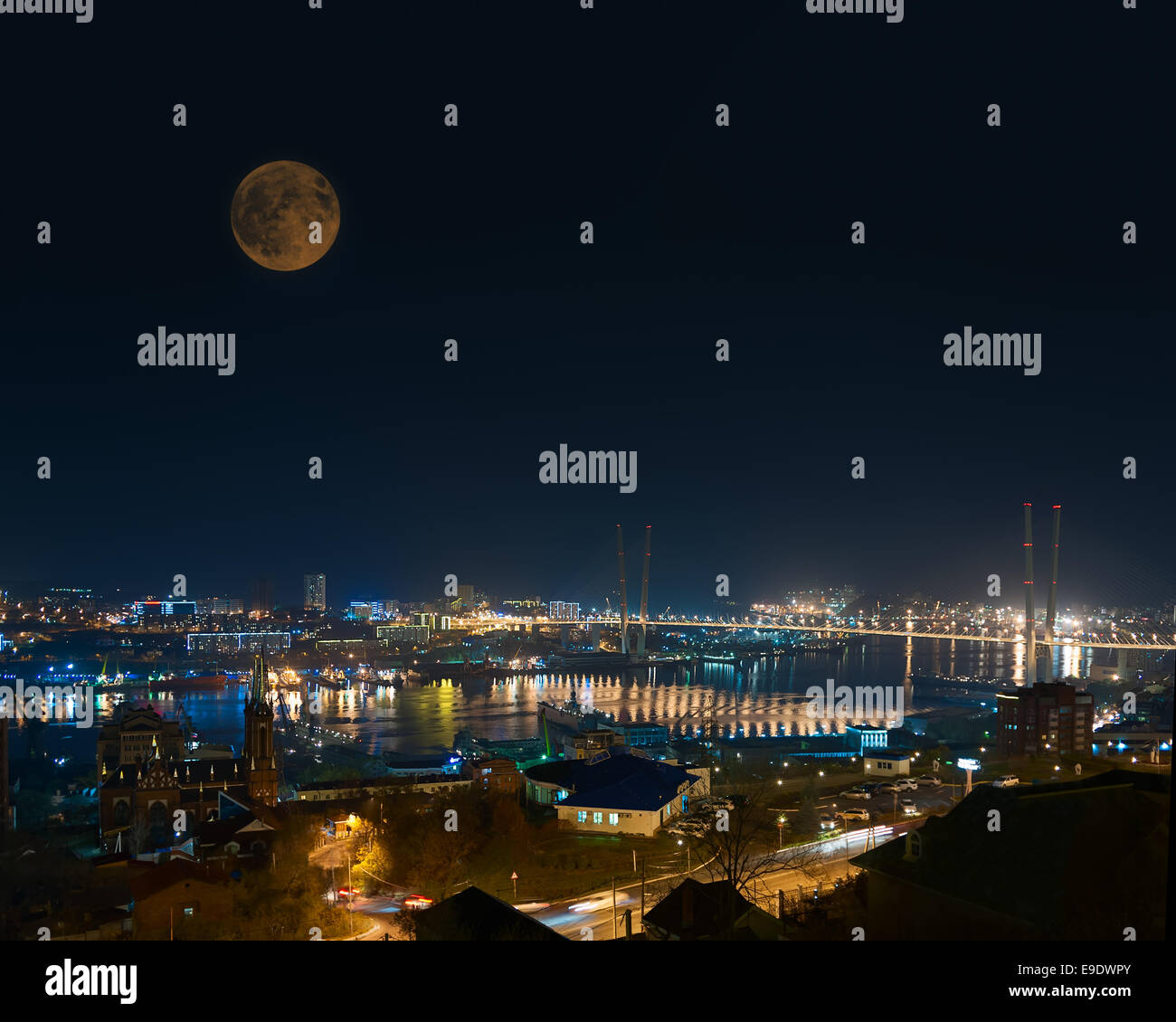 Vue nocturne de pont en Fédération de Vladivostok sur corne d'Kursi Jahiloss (ROG) Bay. Banque D'Images