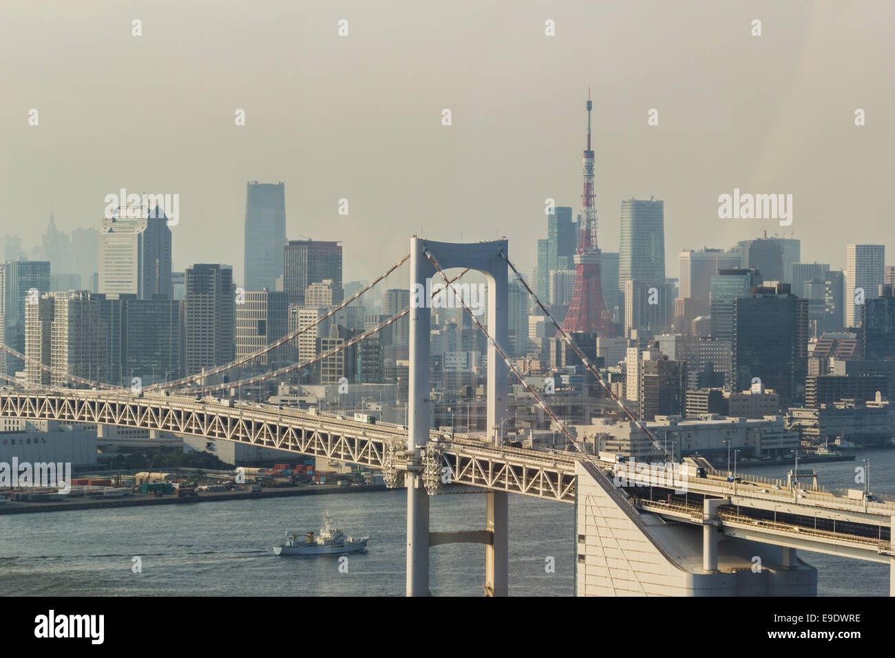 Pont en arc-en-ciel et la Tour de Tokyo, vu de l'Odaiba. Banque D'Images