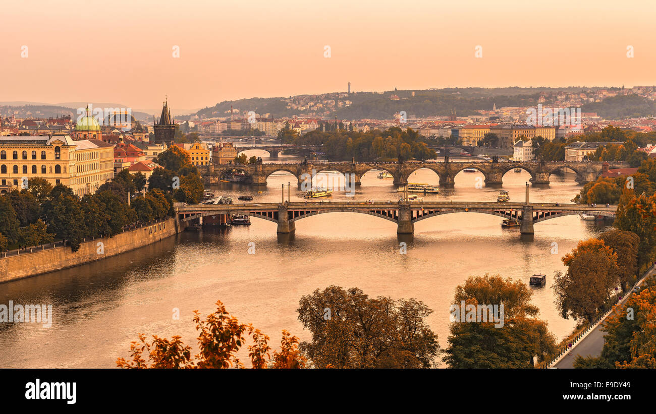 Vieux ponts de Prague au coucher du soleil de Letna Park Banque D'Images