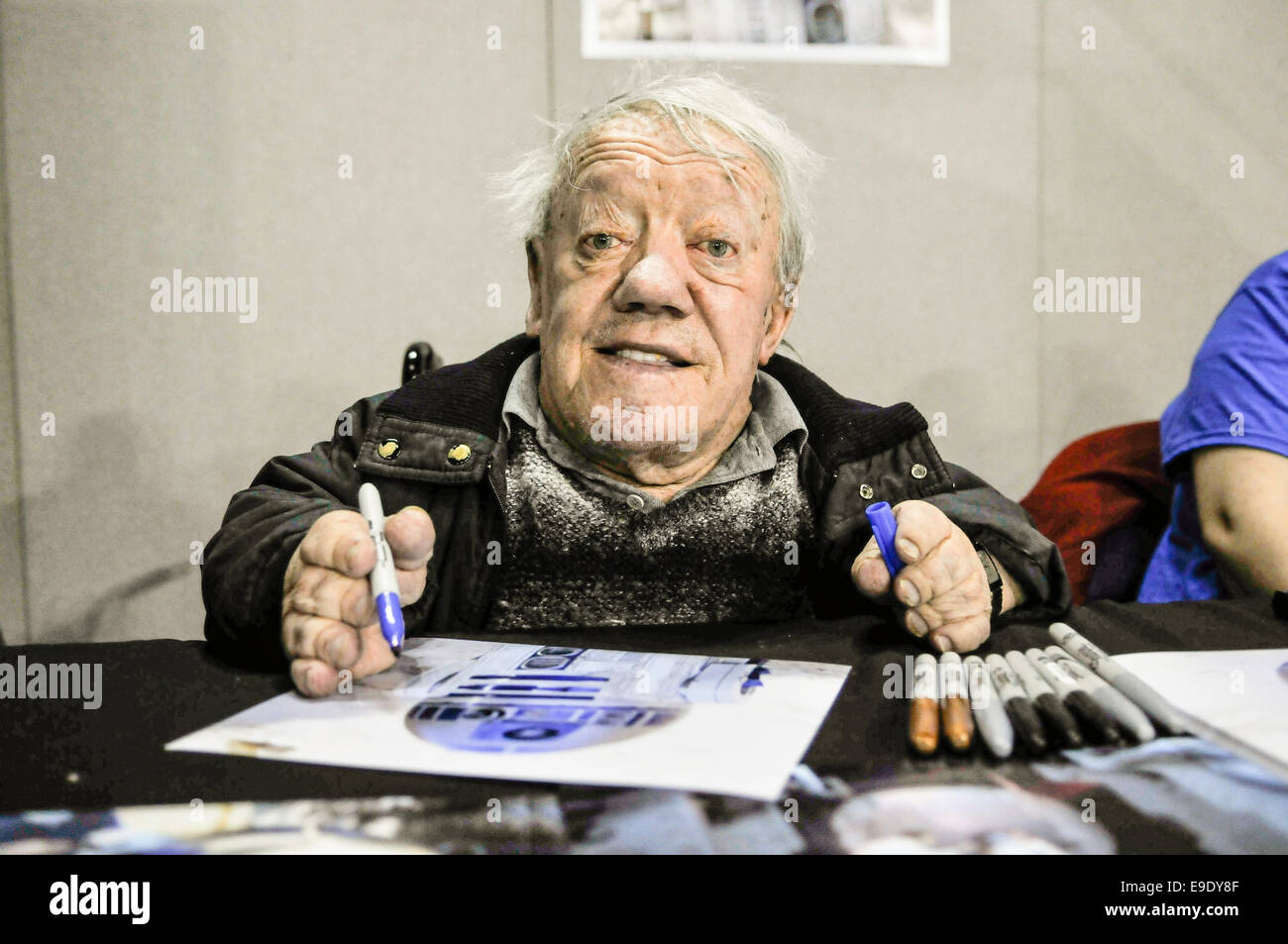 Belfast, Irlande du Nord. 26 Oct 2014 - Kenny Baker, célèbre pour jouer à R2-D2 dans Star Wars, signe des autographes au Comicon 2014 Film et Crédit : Stephen Barnes/Alamy Live News Banque D'Images