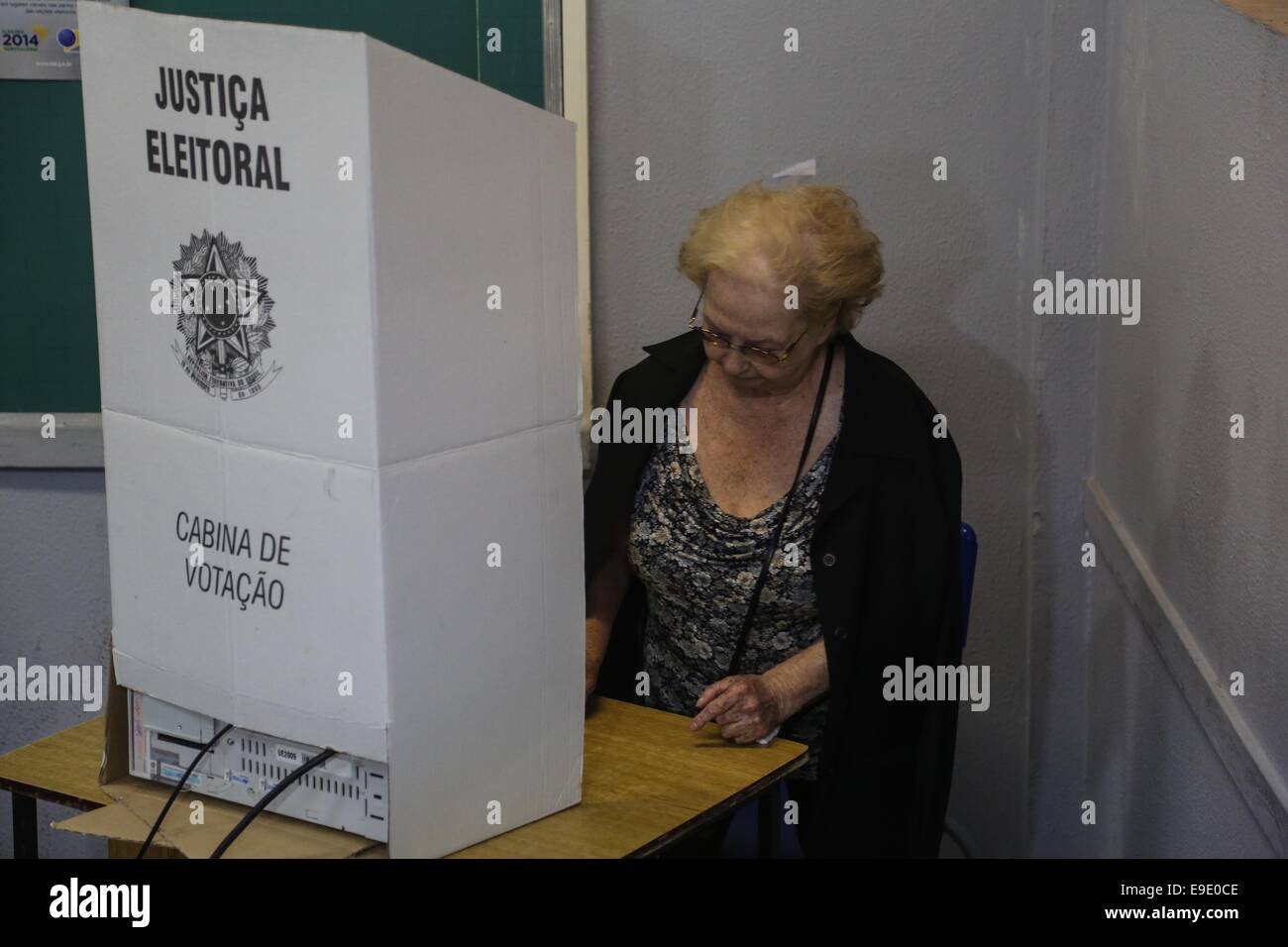 Belo Horizonte, Brésil. 26Th Oct, 2014. Une femme jette son vote dans un centre de vote, à Belo Horizonte, Brésil, le 26 octobre, 2014. L'élection présidentielle au Brésil sera défini sur un deuxième tour, entre Dilma Rousseff du Parti des travailleurs, et de l'Aecio Neves, PSDB. © William Volcov/BRÉSIL PHOTO PRESSE/AGENCIA ESTADO/Xinhua/Alamy Live News Banque D'Images