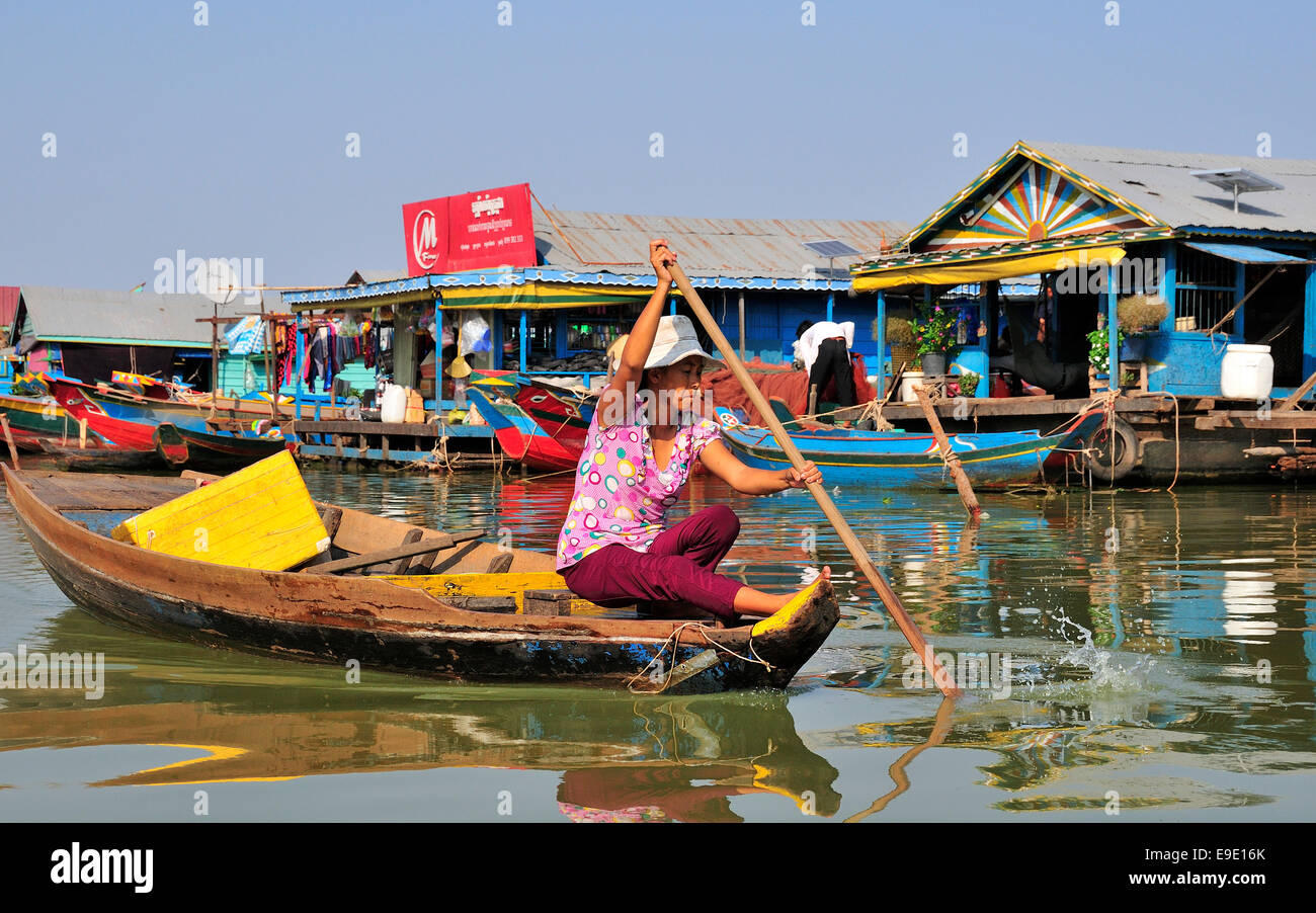 Image colorée d'une femme cambodgienne petit bateau dans un village flottant sur le lac Tonlé Sap, au Cambodge, en Asie du sud-est Banque D'Images
