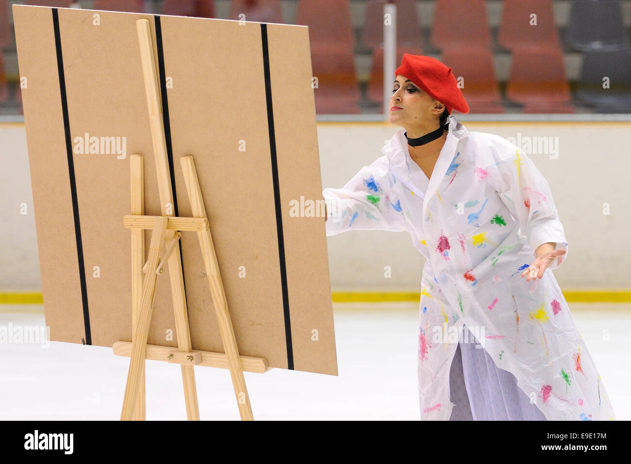 Barcelone - Mai 03 : jeune équipe d'une école de patinage sur glace effectue, déguisés en peintres, à la Coupe Internationale. Banque D'Images