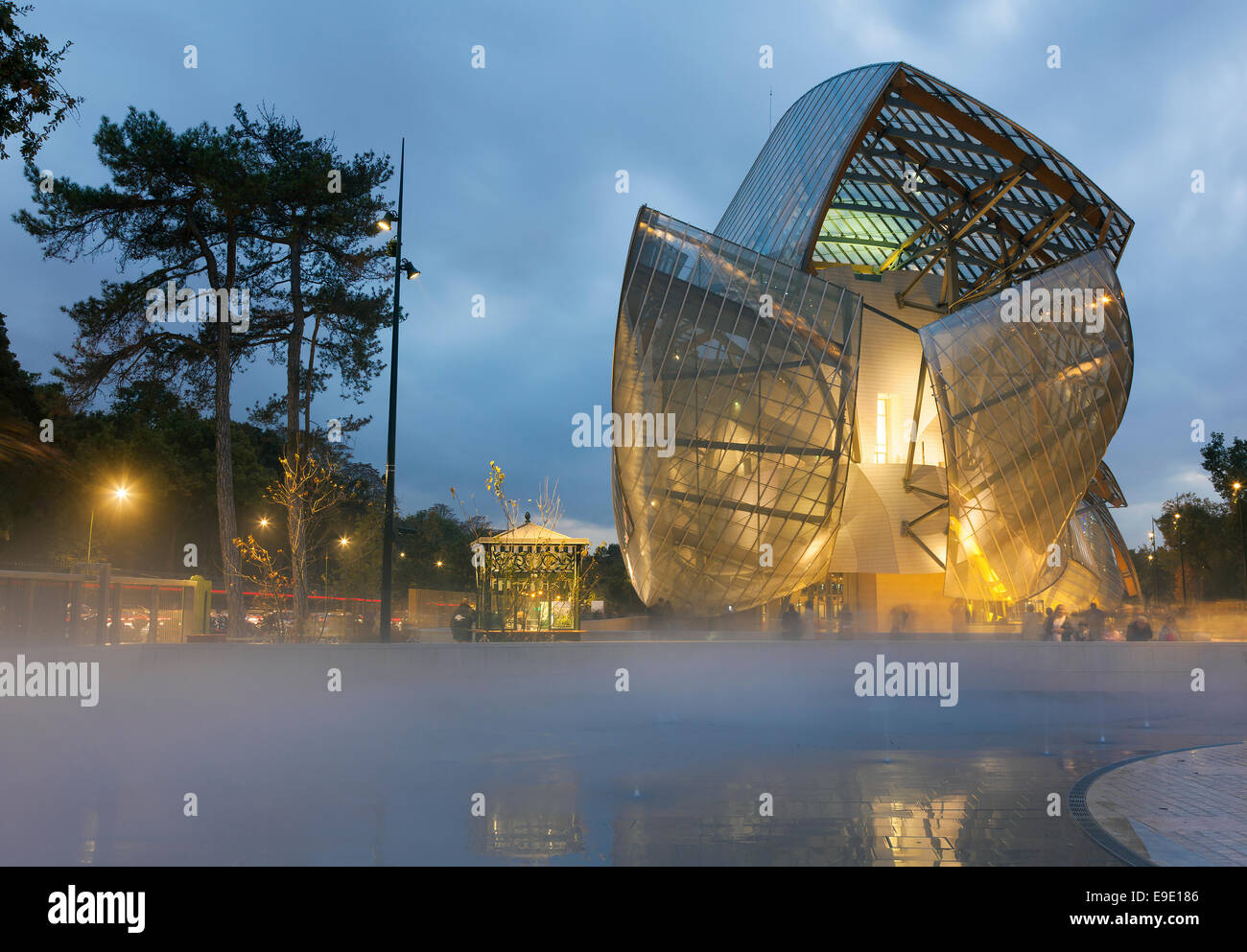 Fondation Louis Vuitton, Bois de Boulogne, Paris, Ile-de-France, France Banque D'Images