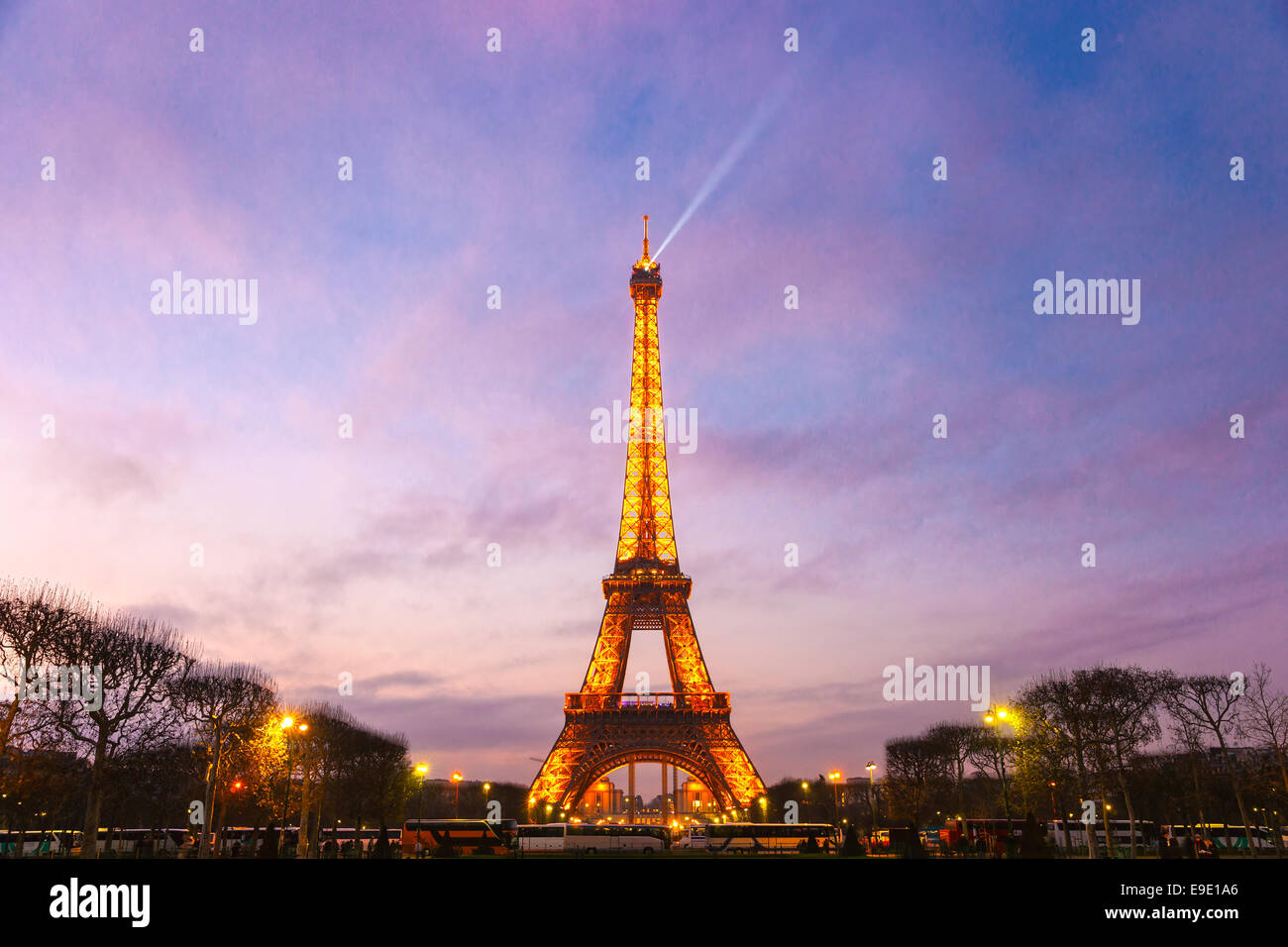 PARIS - 05 DÉCEMBRE : l'éclairage de la Tour Eiffel sur Décembre 05, 2012 à Paris. Créé en 1985, le nouveau système a permis à la Banque D'Images
