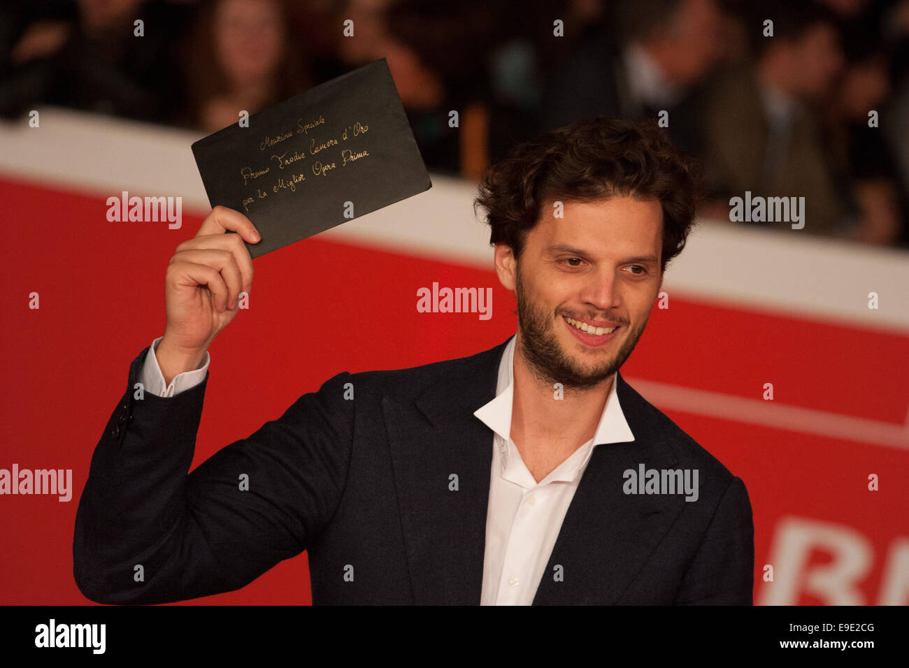 Rome, Italie. 25 octobre, 2014. Leonardo Guerra Seràgnoli posent avec la caméra TAODUE D'oro Prix durant l'Tapis rouge pour la dernière nuit du 9ème Festival International du Film de Rome. © Luca/Prizia Pacific Press/Alamy Live News Crédit : PACIFIC PRESS/Alamy Live News Banque D'Images