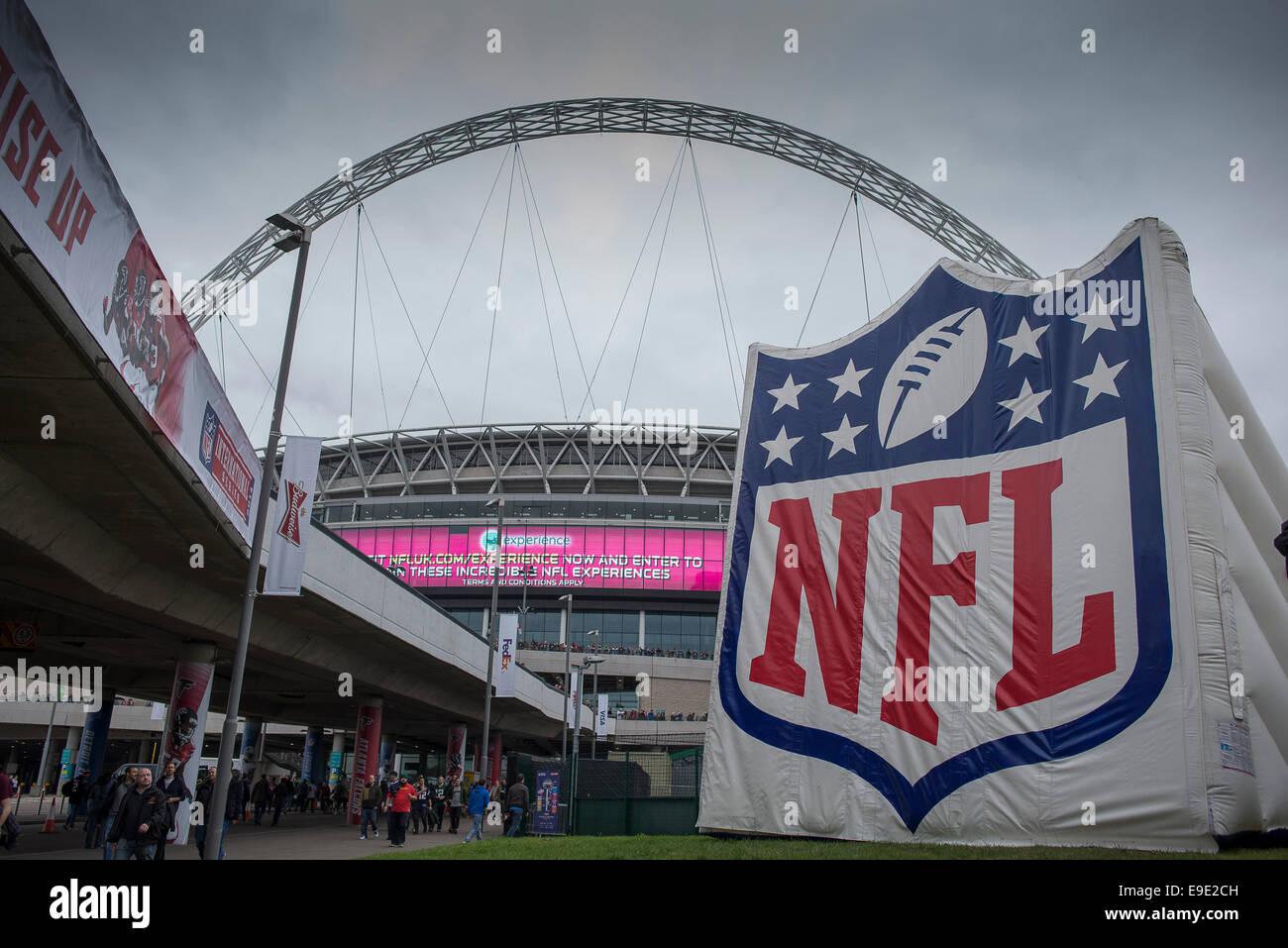 Londres, Royaume-Uni. 26Th Oct, 2014. NFL International Series. Falcons d'Atlanta contre les Lions de Detroit. Les fans commencent à se réunir à l'extérieur du stade de Wembley, qui est parée pour le football américain. Credit : Action Plus Sport/Alamy Live News Banque D'Images