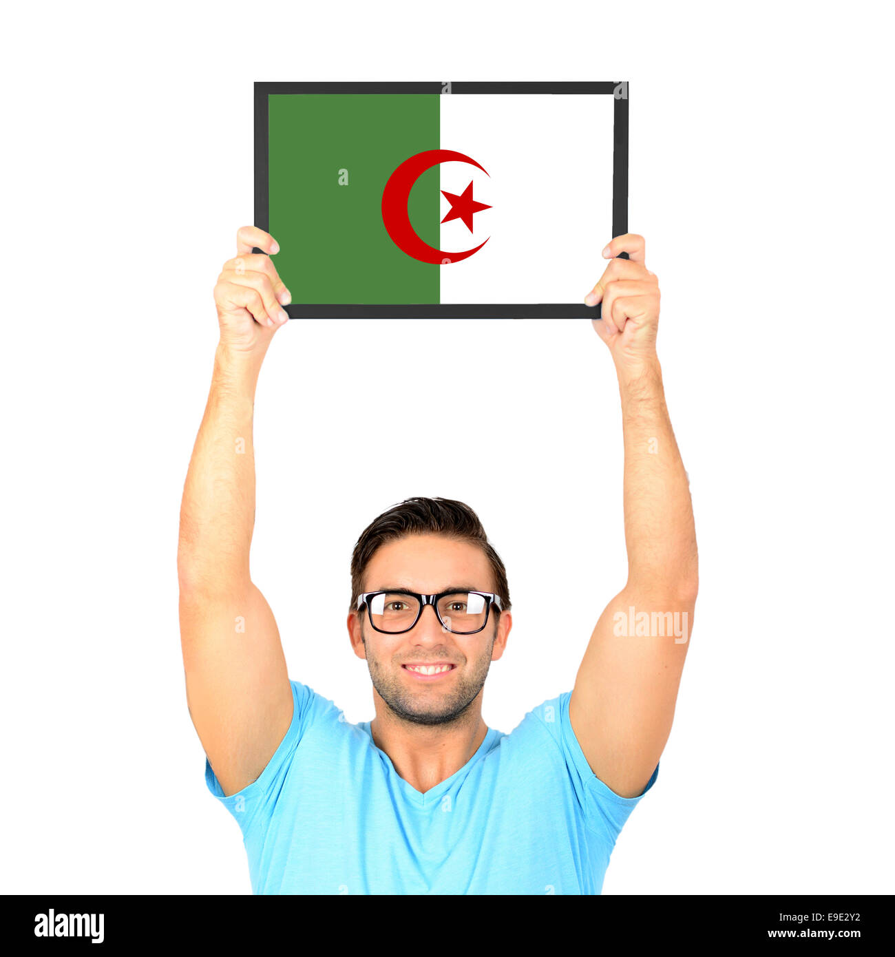 Portrait of a young man holding up conseil occasionnels avec drapeau national de l'Algérie Banque D'Images