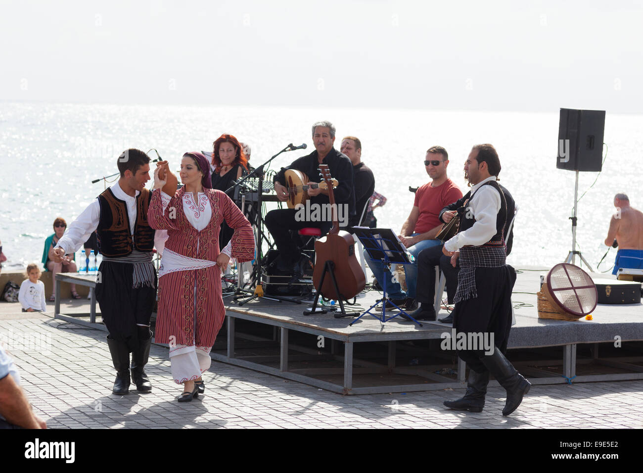 Paphos, Chypre - 24 novembre, 2013 personnes en costumes traditionnels chypriotes danser au son des musiciens sur le front de mer à Paphos. Banque D'Images