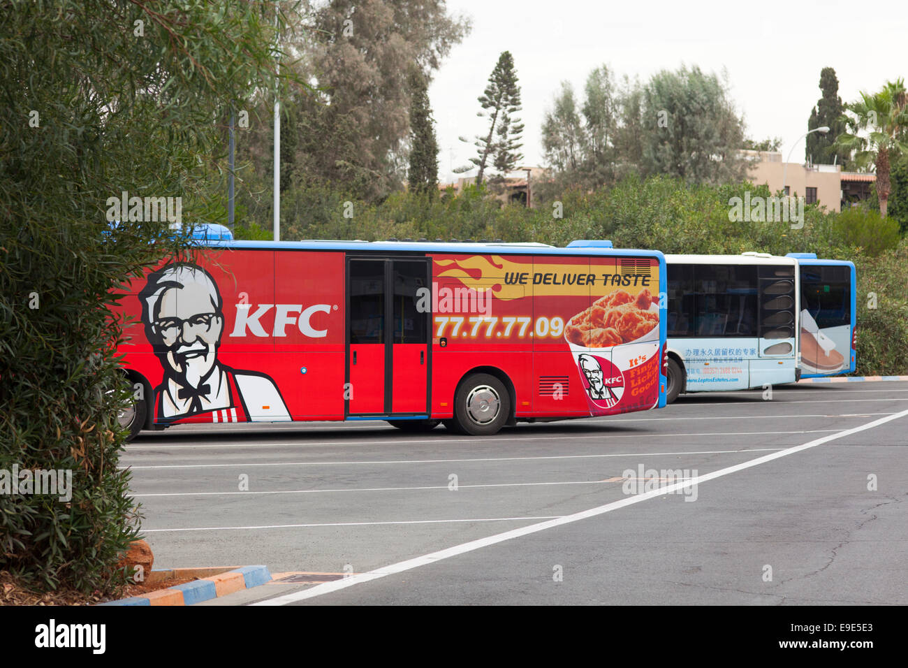 Les bus sont à Kato Paphos, principale station de bus. Le premier bus est à l'annonce de restaurant KFC. Banque D'Images