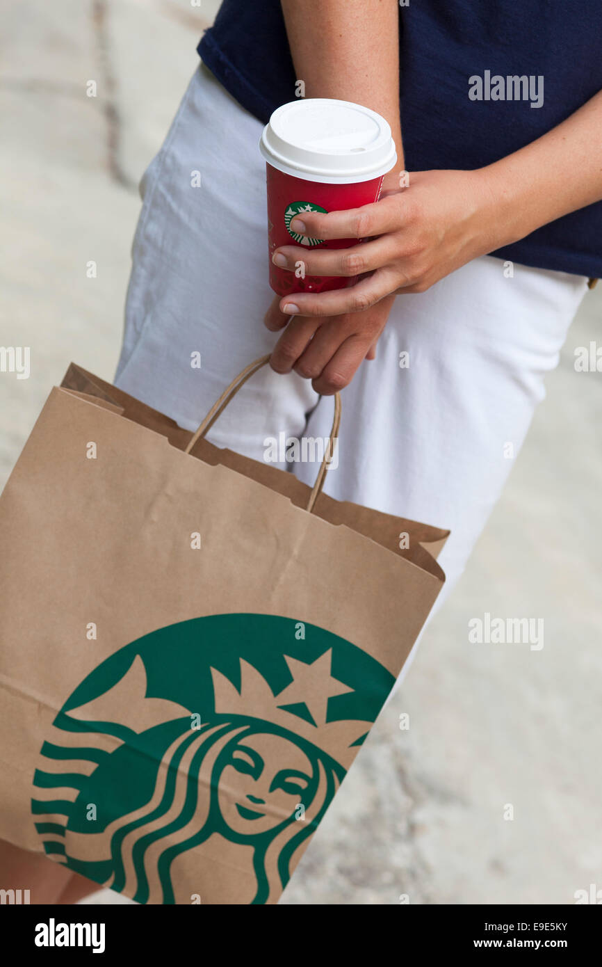 Paphos, Chypre - novembre,23 2013 Femme debout dans la rue avec des plats à emporter Starbucks de sacs en papier et papier de tasse de café Banque D'Images