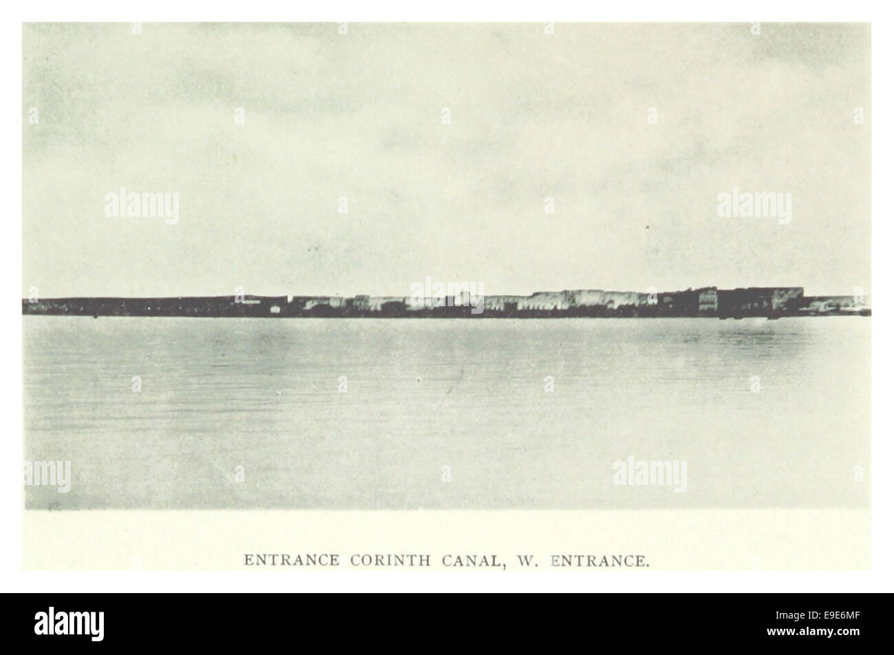 Une illustration de 1897 par Lambart de l'entrée ouest du canal de Corinthe en Grèce. Cette image souligne l'importance stratégique et historique du canal en tant que route maritime importante reliant la mer Égée et la mer Ionienne. Banque D'Images