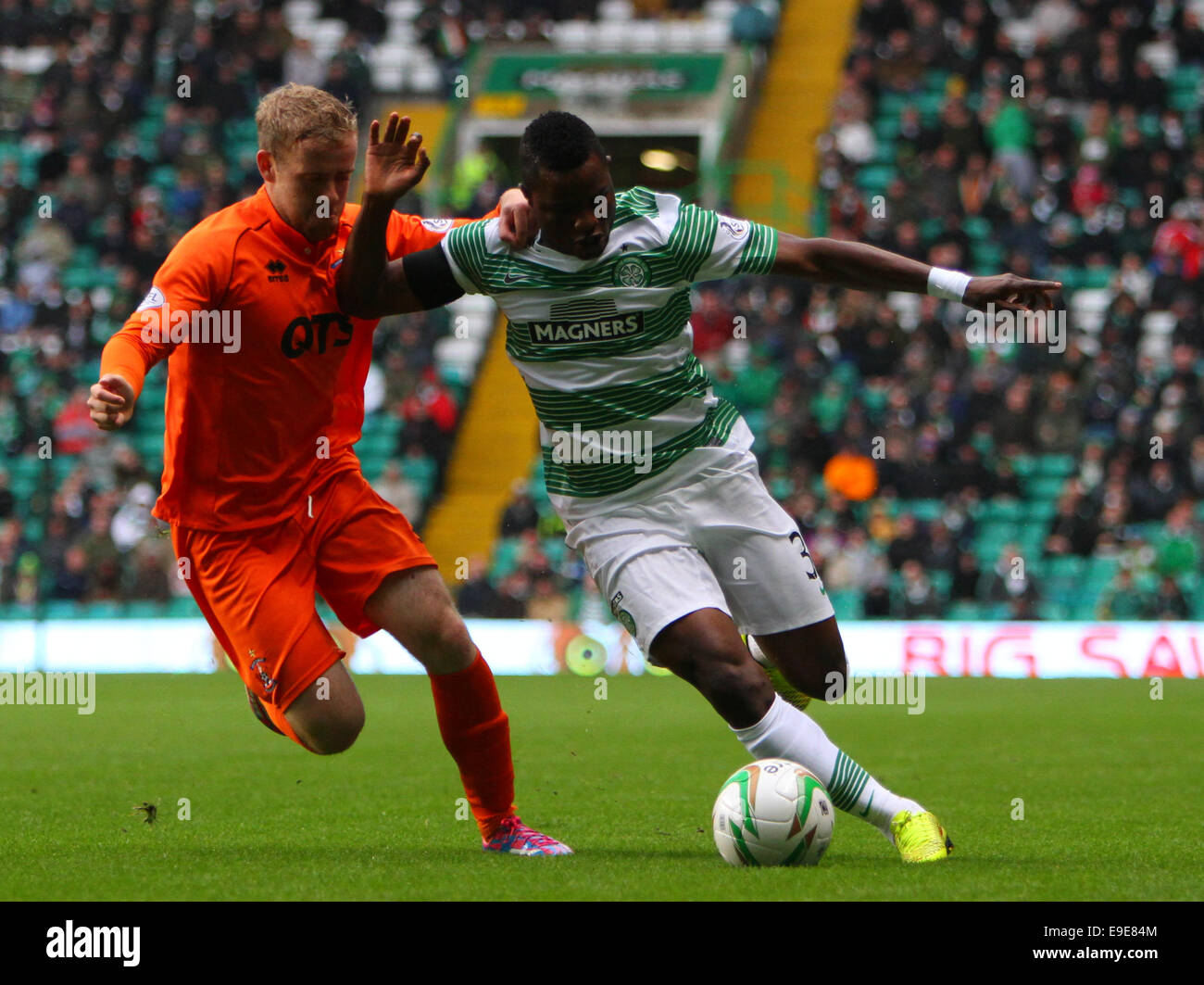 Glasgow, Ecosse. 26Th Oct, 2014. Scottish Premier League. Celtic contre Kilmarnock. Mubarak Wakaso détient le défi de Sammy Clingan © Plus Sport Action/Alamy Live News Banque D'Images