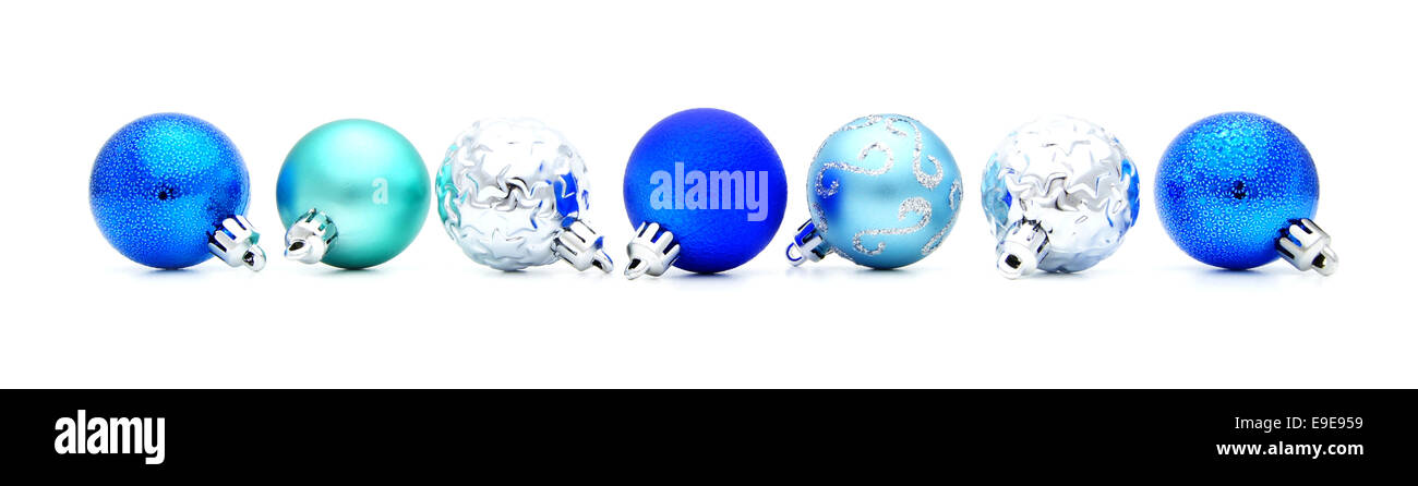 Boules De Noël Bleu Disposés En Ligne Sur Fond Blanc Banque