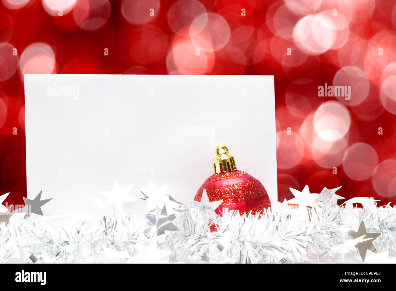 Carte de vœux de Noël blanc vierge avec hochet, Garland et lumières fond rouge Banque D'Images