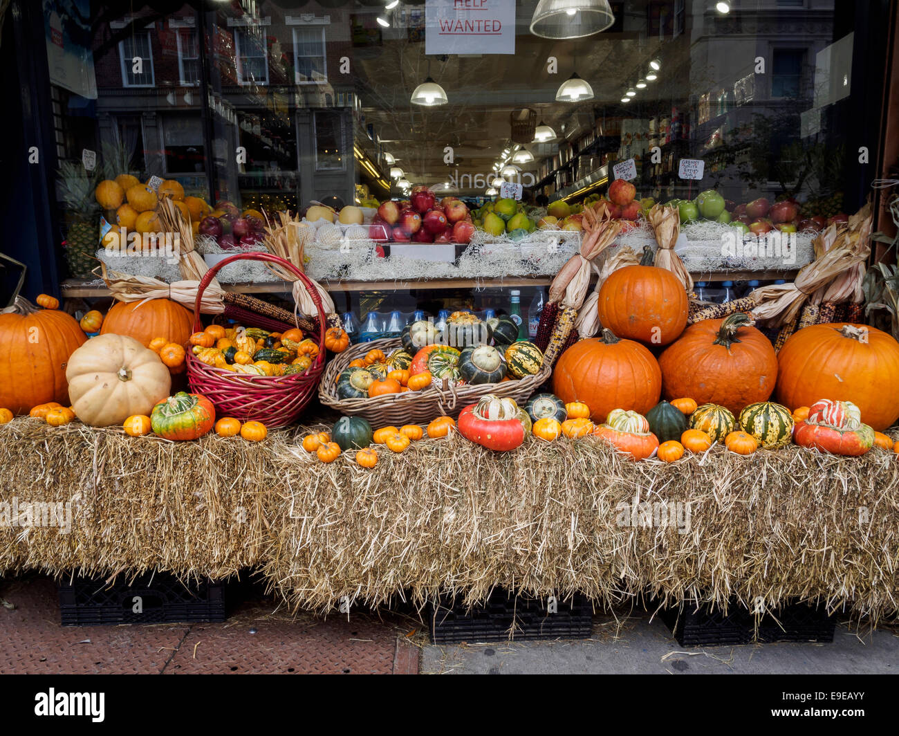 Automne afficher en face de store à New York, Upper East Side. Banque D'Images