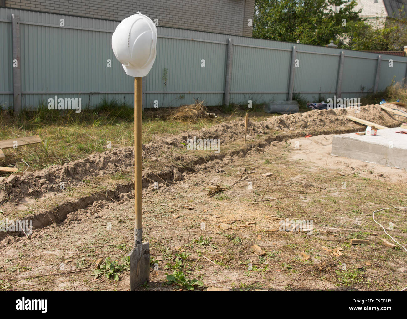 Construction permanent blanc avec tête Pelle Ingénieur protecteur sur la masse à l'emplacement du projet. Banque D'Images