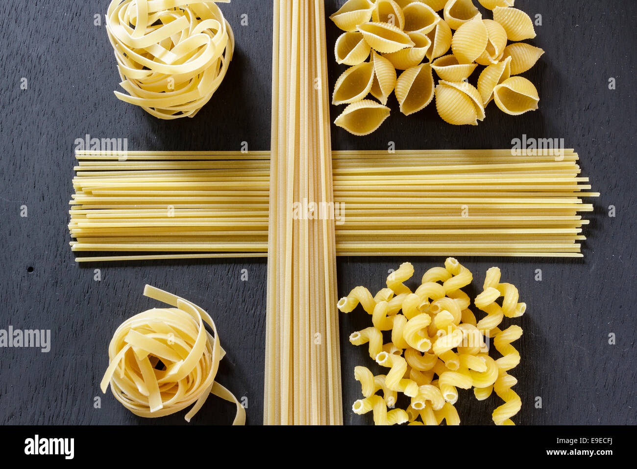 Différentes sortes de pâtes sèches non cuits, spaghetti, linguine, spirali,conghiglie,tagliatelle Banque D'Images
