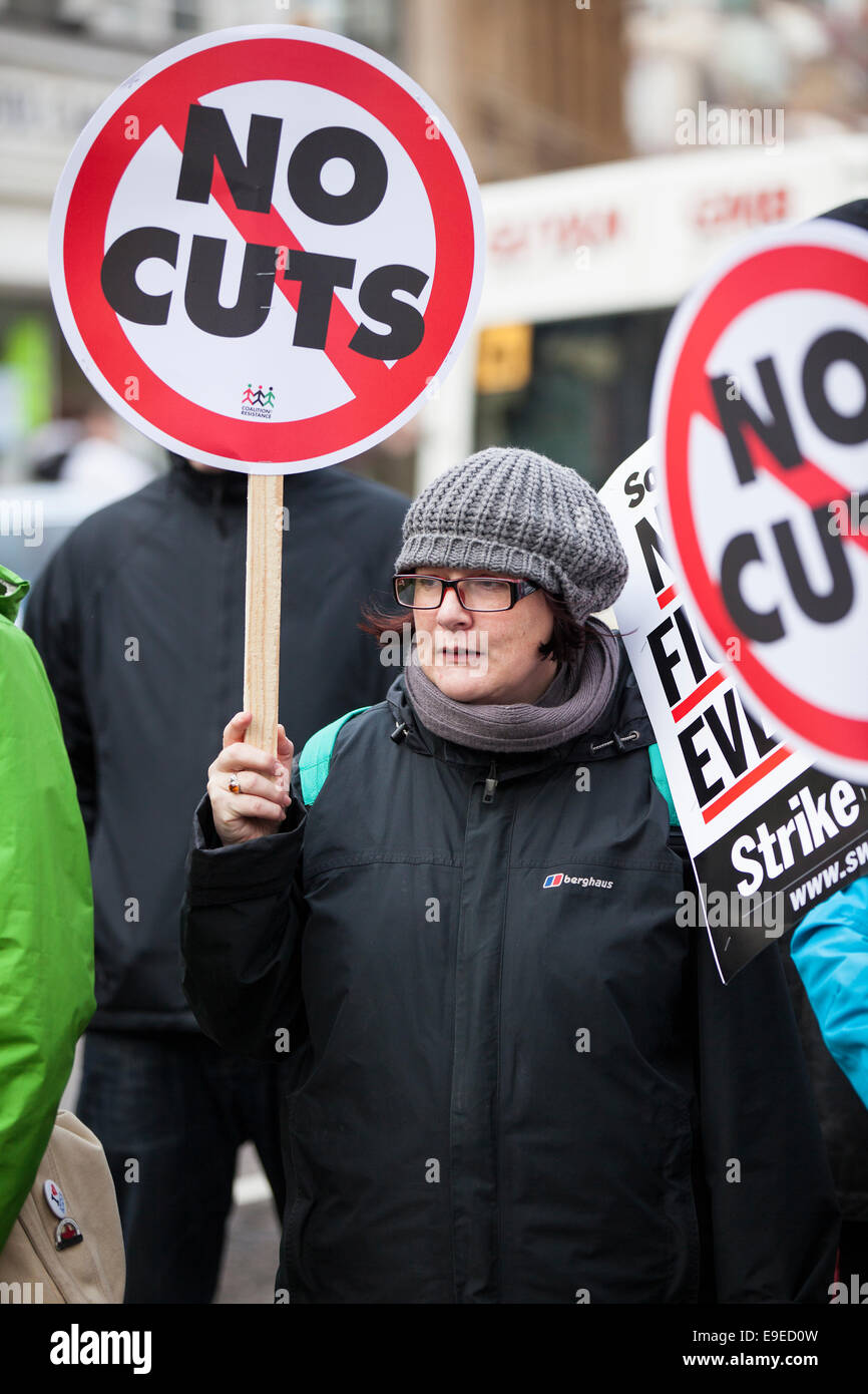 Une femme est titulaire d'une plaque à lire 'pas de coupes' à une manifestation anti-austérité à Bristol, Royaume Uni Banque D'Images