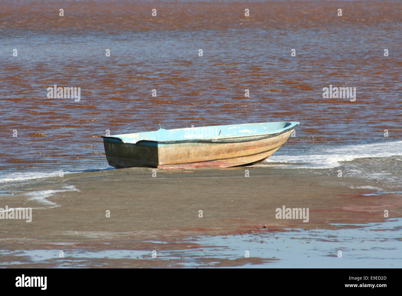 Barque sur le lac de sel dans l'île d'Imbros,Turquie Banque D'Images