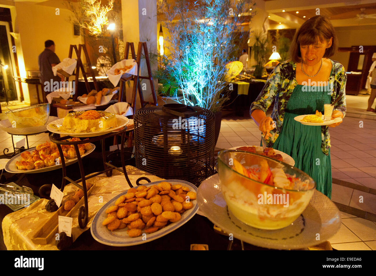 Un touriste d'aider elle-même à l'alimentation dans un buffet, l'hôtel résidence de luxe 5 étoiles, Belle Mare Ile Maurice Banque D'Images