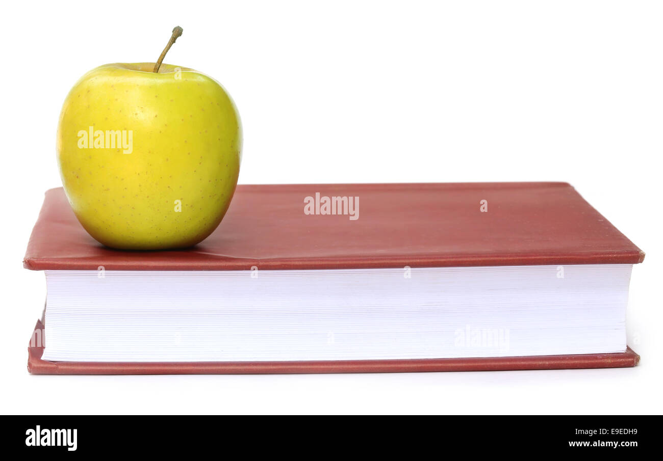 Apple sur un livre sur fond blanc Banque D'Images
