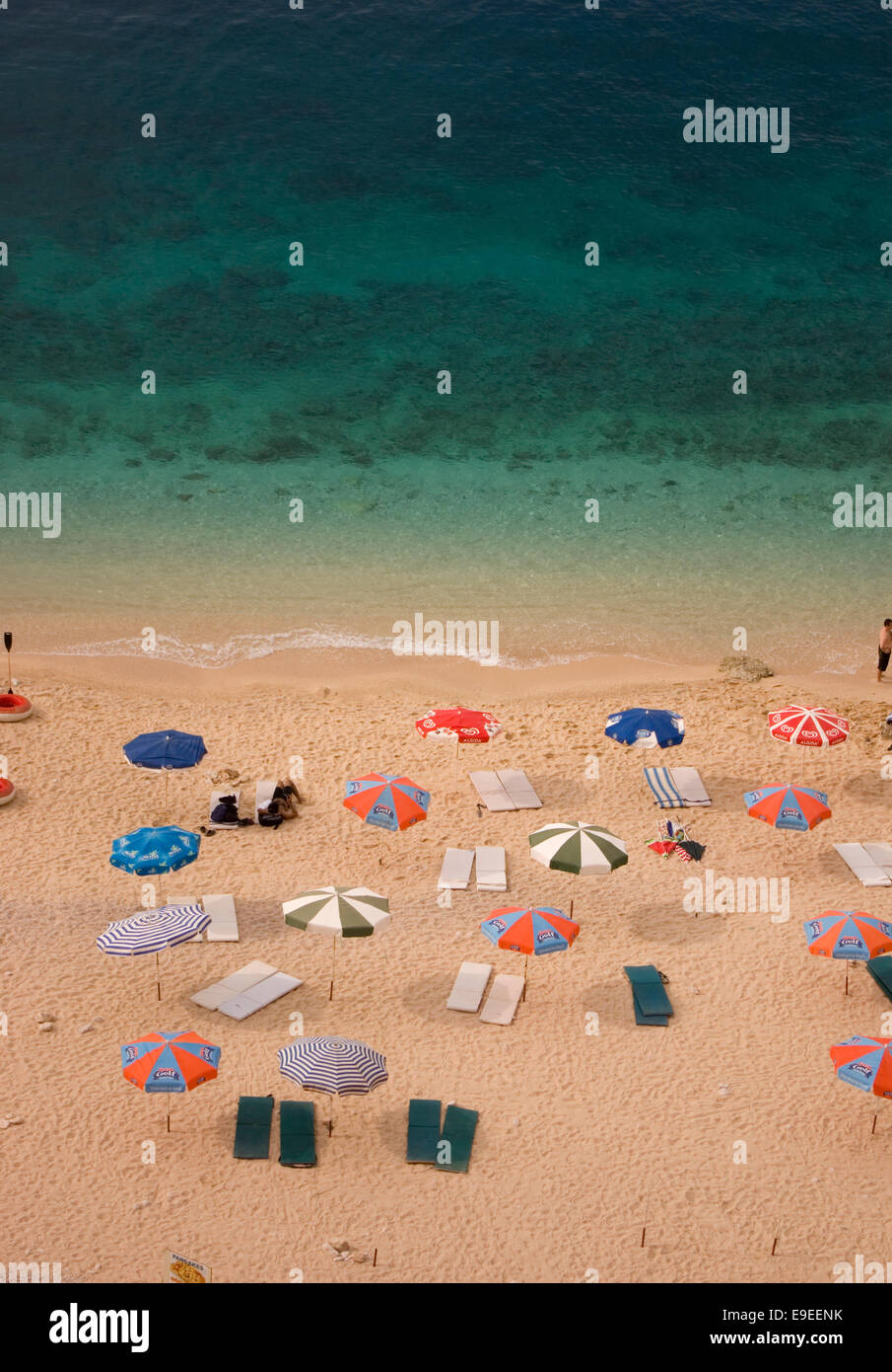 Des parasols sur une plage près de Kalkan, Turquie du sud-ouest Banque D'Images