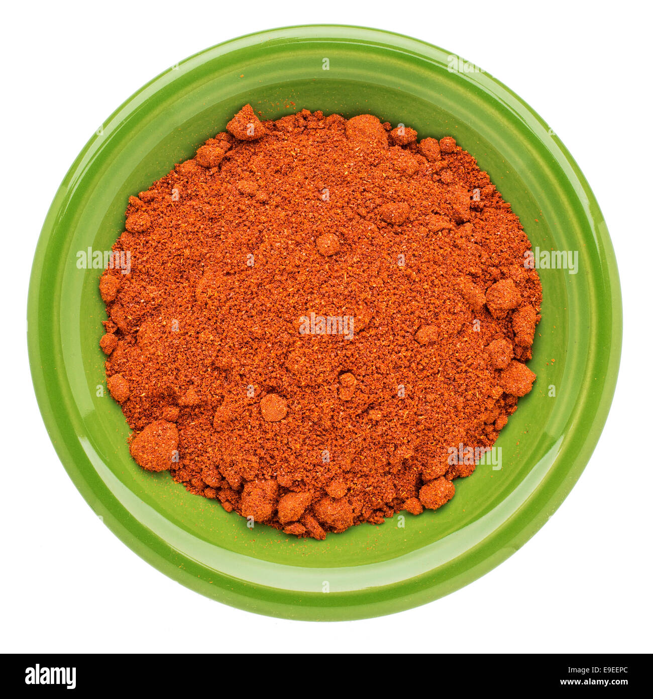 Paprika en poudre biologique sur un bol en céramique vert isolé, vue du dessus Banque D'Images