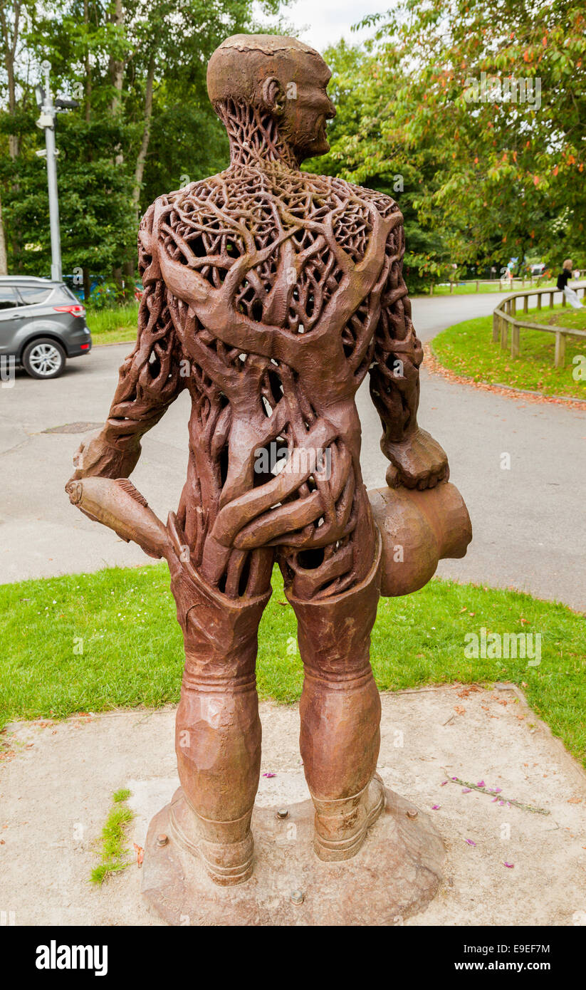 Le 22 juin 2014 Angleterre poireau. Une vue arrière de l'eau sculpture fer homme en face du centre des visiteurs au réservoir tittesworth Banque D'Images