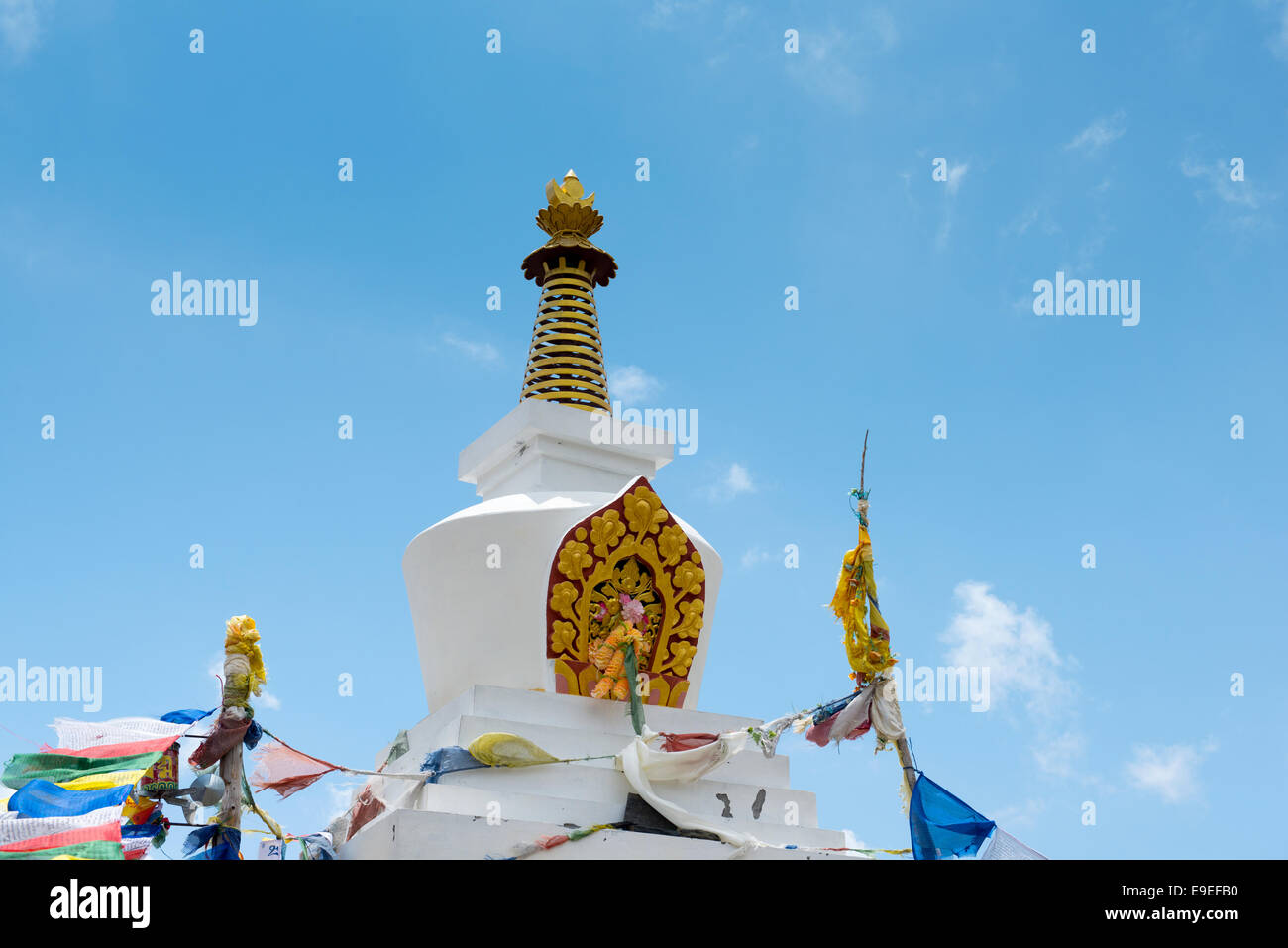 Avec stupa bouddhiste drapeaux colorés sur un circuit de l'Annapurna - les touristes les plus populaires de la randonnée en montagne de l'Himalaya au Népal massive. Banque D'Images