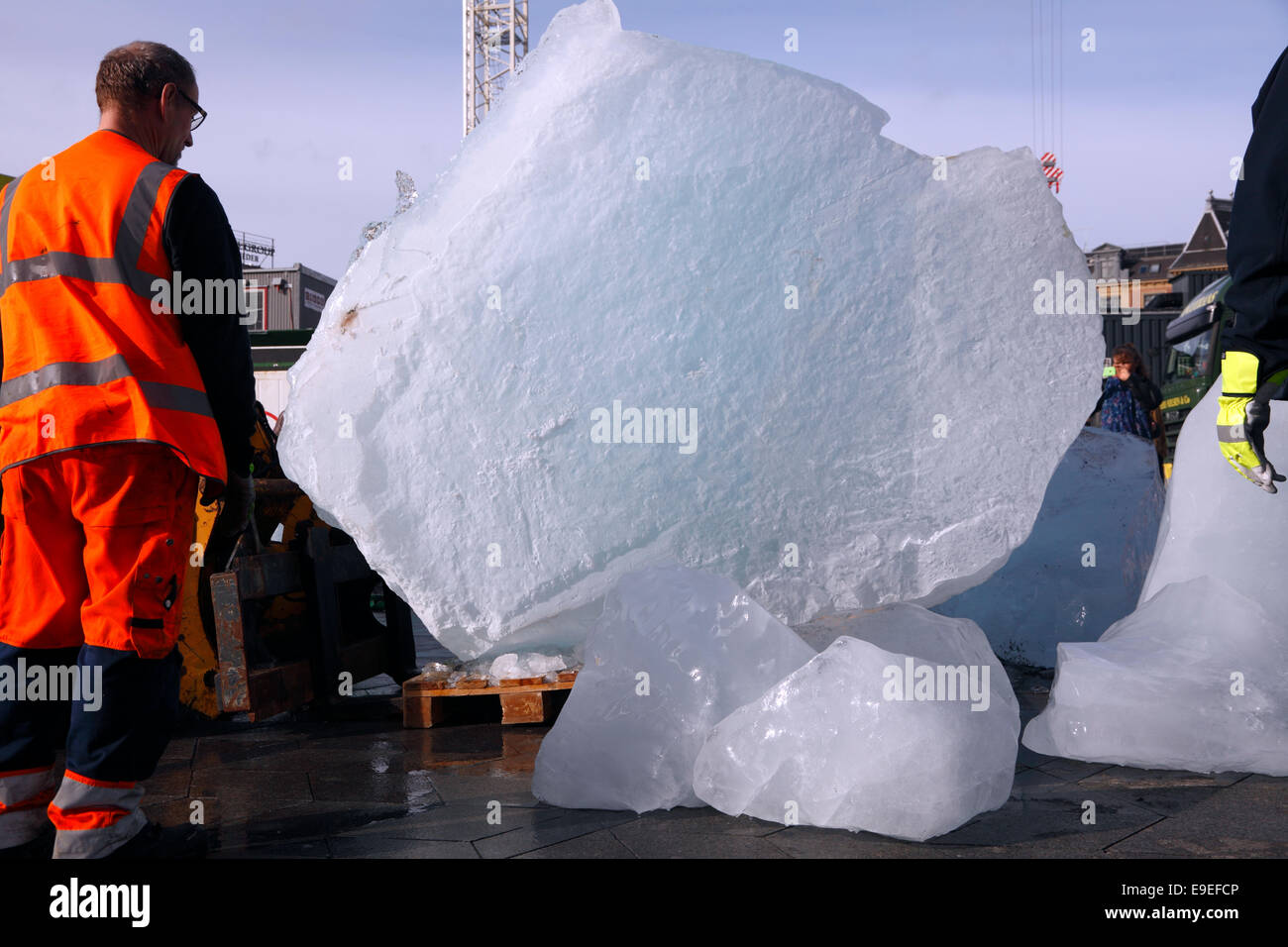 Copenhague, Danemark. 26 octobre 2014. L'œuvre d'art publique Ice Watch à l'hôtel de ville par l'artiste danois-islandais Olafur Eliasson et le géologue Minik Rosing. 100 tonnes de glace intérieure transportées de Nuup Kangerlua Fiord, Nuuk, Groenland, à Copenhague dans des conteneurs réfrigérés. La fonte des douze grands blocs de glace formés comme une horloge sert d'appel au réchauffement climatique : 100 tonnes de glace intérieure fondent tous les 100e de seconde. Cet événement marque la publication du cinquième rapport d'évaluation de la réunion du Groupe d'experts intergouvernemental sur l'évolution du climat des Nations Unies du 27-31 au 27 octobre à Copenhague. Banque D'Images