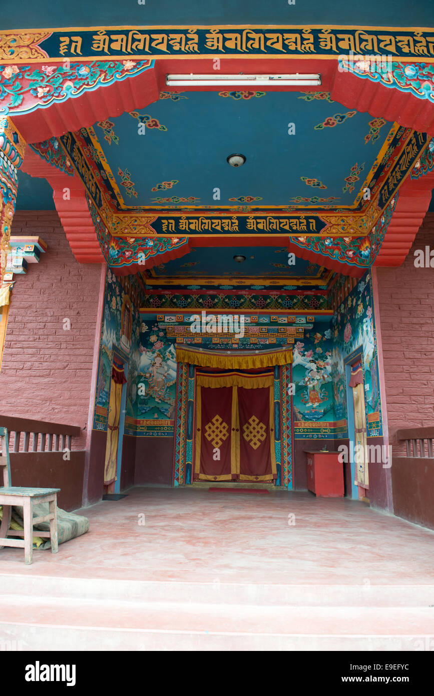 Temple bouddhiste à Muktinath sur un circuit de l'Annapurna - les touristes les plus populaires de la randonnée en montagne de l'Himalaya au Népal massive. Banque D'Images