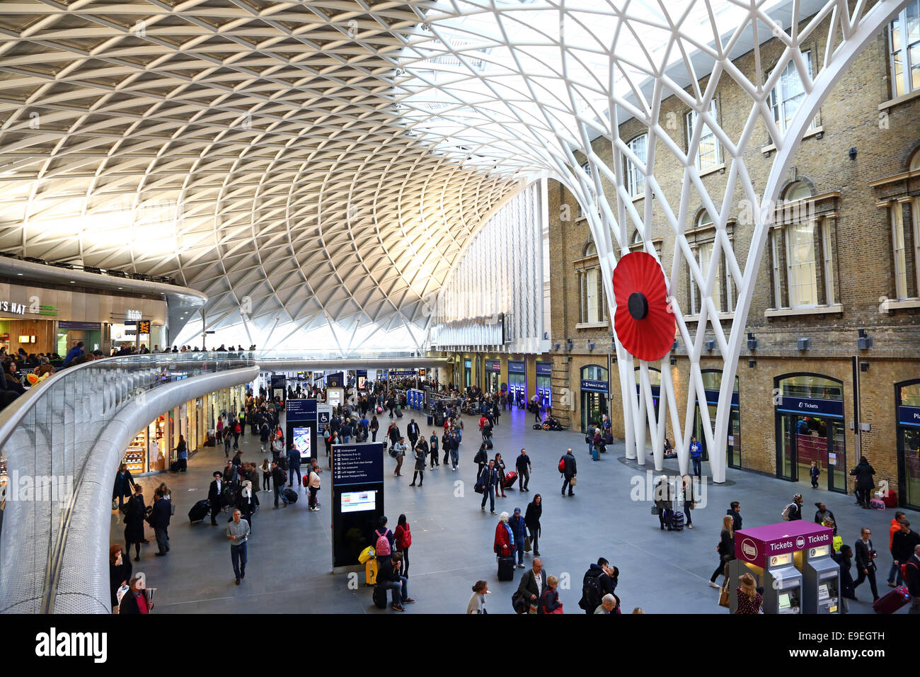 Londres, Royaume-Uni. 26 octobre 2014. Un coquelicot rouge en fibre de verre géant mesurant environ 5 mètres de diamètre a été installé à la gare de Kings Cross, Londres, Angleterre de l'avant du Souvenir Jour Crédit : Paul Brown/Alamy Live News Banque D'Images