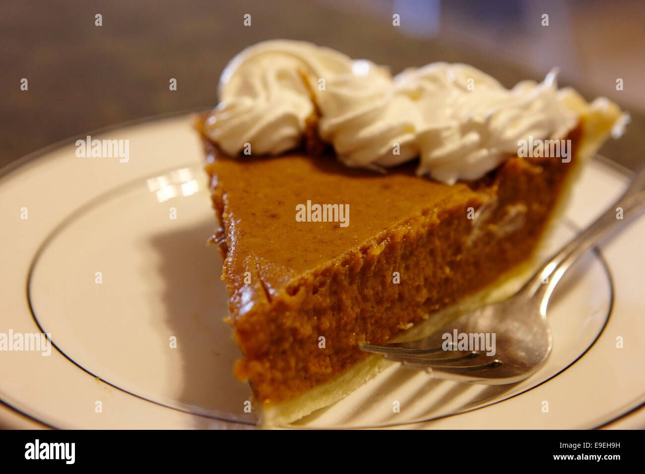 Tranche de la masse produite à la citrouille avec crème au café Banque D'Images