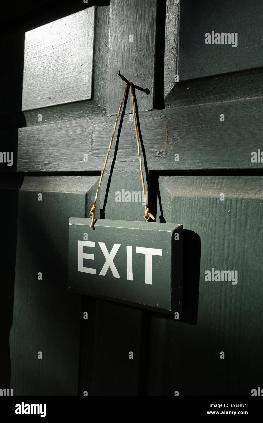 Panneau de sortie sur une porte suspendu à un clou sur bracelet cuir Banque D'Images