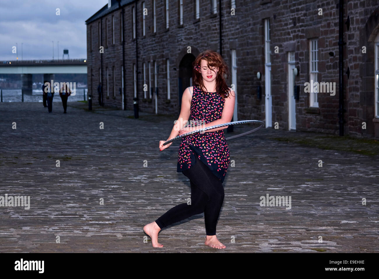 Claire Nicoll Cerceau dansant sur une après-midi d'octobre froid et venteux au Victoria Docks, quai de la ville de Dundee, Royaume-Uni Banque D'Images