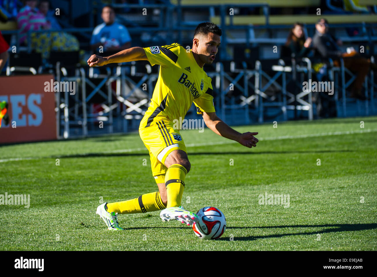 Columbus, OH, USA. 26Th Oct, 2014. Columbus Crew avant Jairo Arrieta (19) exécutant avec la balle lors d'une échappée dans la première moitié de la MLS le match de football entre l'Union de Philadelphie et Columbus Crew de Columbus Crew Stadium, à Columbus OH. Le 26 octobre 2014 Credit : Cal Sport Media/Alamy Live News Banque D'Images