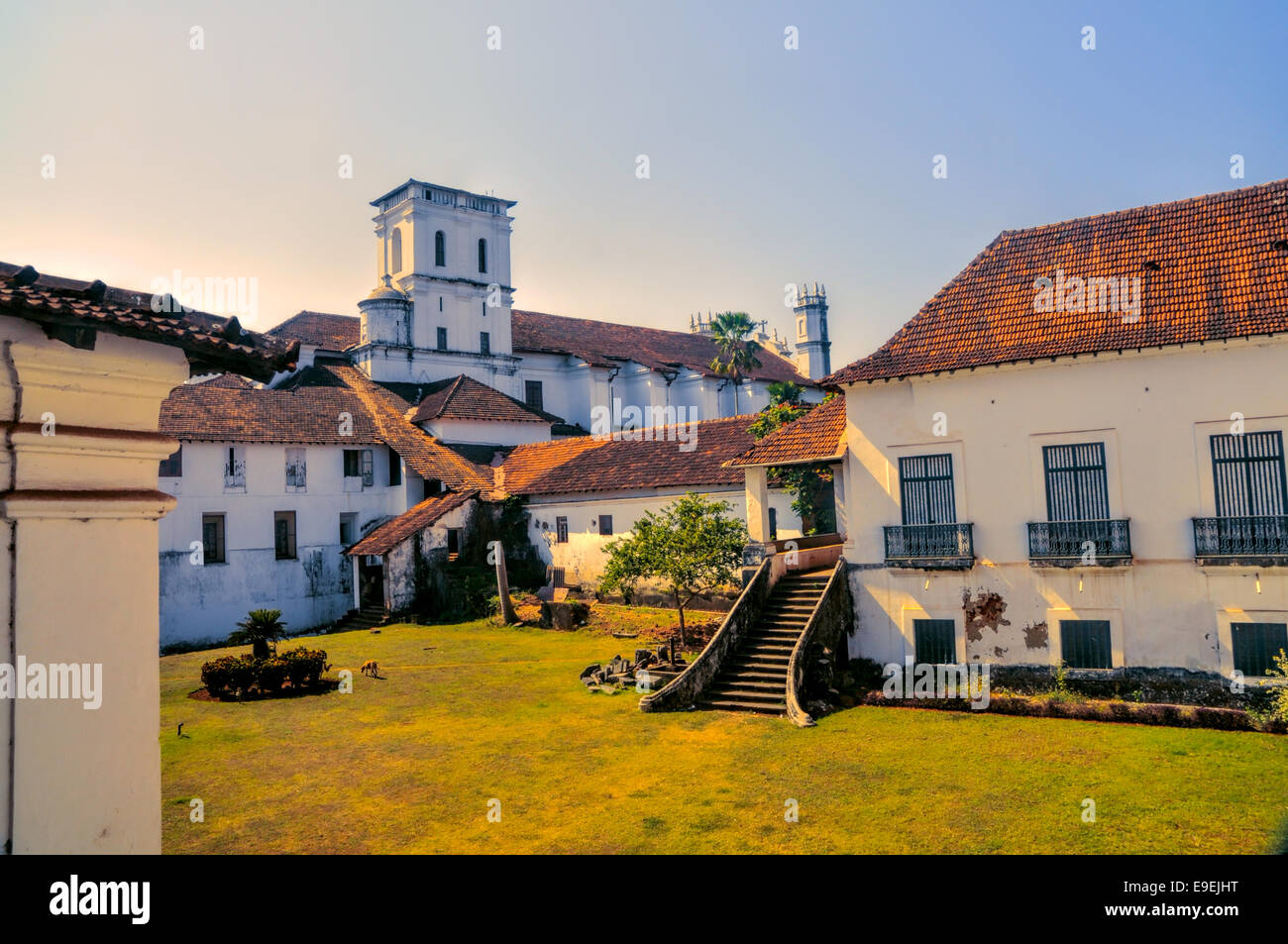 La cour pittoresque et ses maisons anciennes en ville historique de Old Goa en Inde Banque D'Images